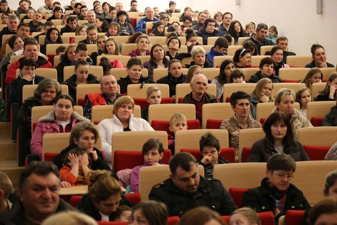 Tradicionalni susret biskupa Mrzljaka i vodstva Biskupijskog Caritasa s roditeljima petero i više djece
